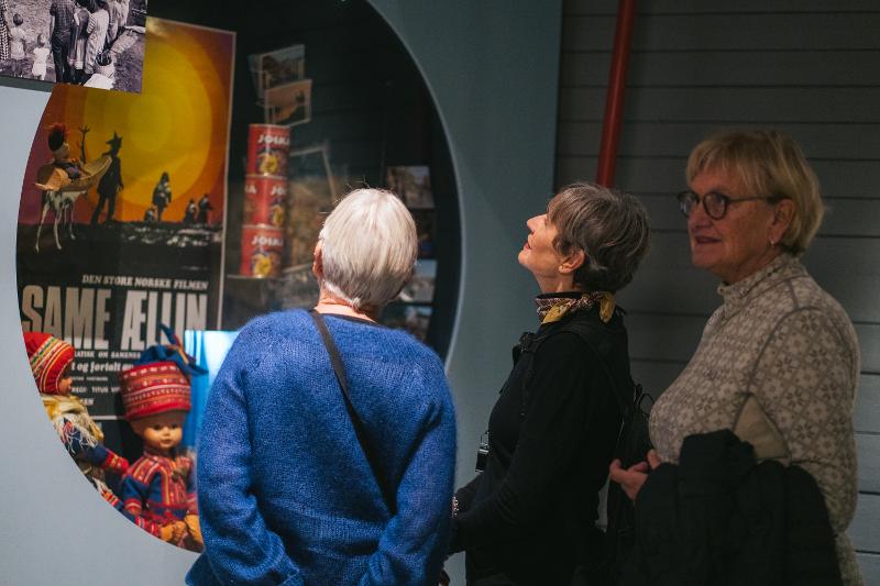 Bli kjent med samisk historie og kultur gjennom v&aring;re ukentlige omvisninger i utstillingene